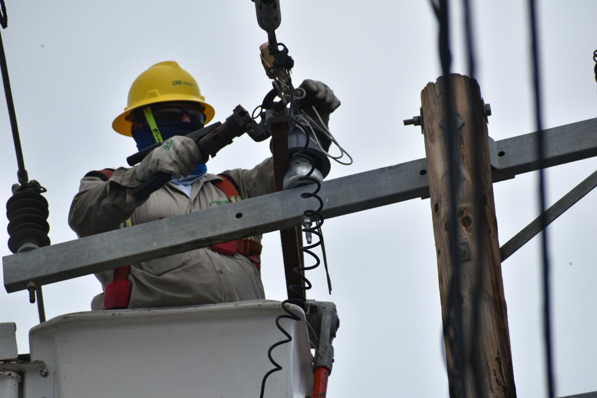 Los fuertes vientos provocados por el huracán #Genevieve han ocasionado cortes de energía eléctrica en Cabo San Lucas, por lo que trabajadores electricistas realizan labores de restablecimiento.