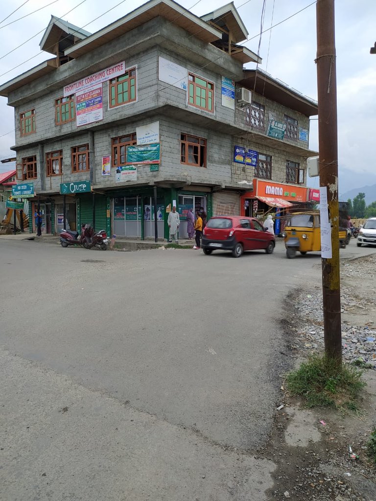imrankehwah's tweet photo. No parking no setback &mushroom growth of illegal construction allowed by @SMC_Srinagar at wanihama chowk. Another example of destructive loot. #anarkali & #pyaladaku @JKACB @sspcbk @listenshahid @Gazanfa20829158 @AshokKoul59 @AdvisorBJKGovt @manojsinha_ @PMOIndia @narendramodi https://t.co/H1ner77Gcp
