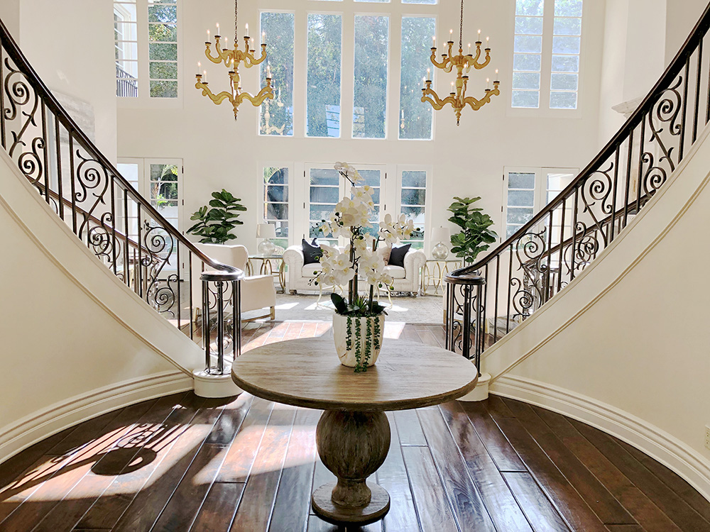 KMWInteriors's tweet photo. #tbt! Reminiscing about this fabulous #shermanoaks home we staged back in 2017. This entrance really makes a statement! How would you feel if you walked into this epic space? #luxuryrealestate #larealestate #epichomes #highendproperties #greatdesign #greatfirstimpression https://t.co/HBFbORVNCF