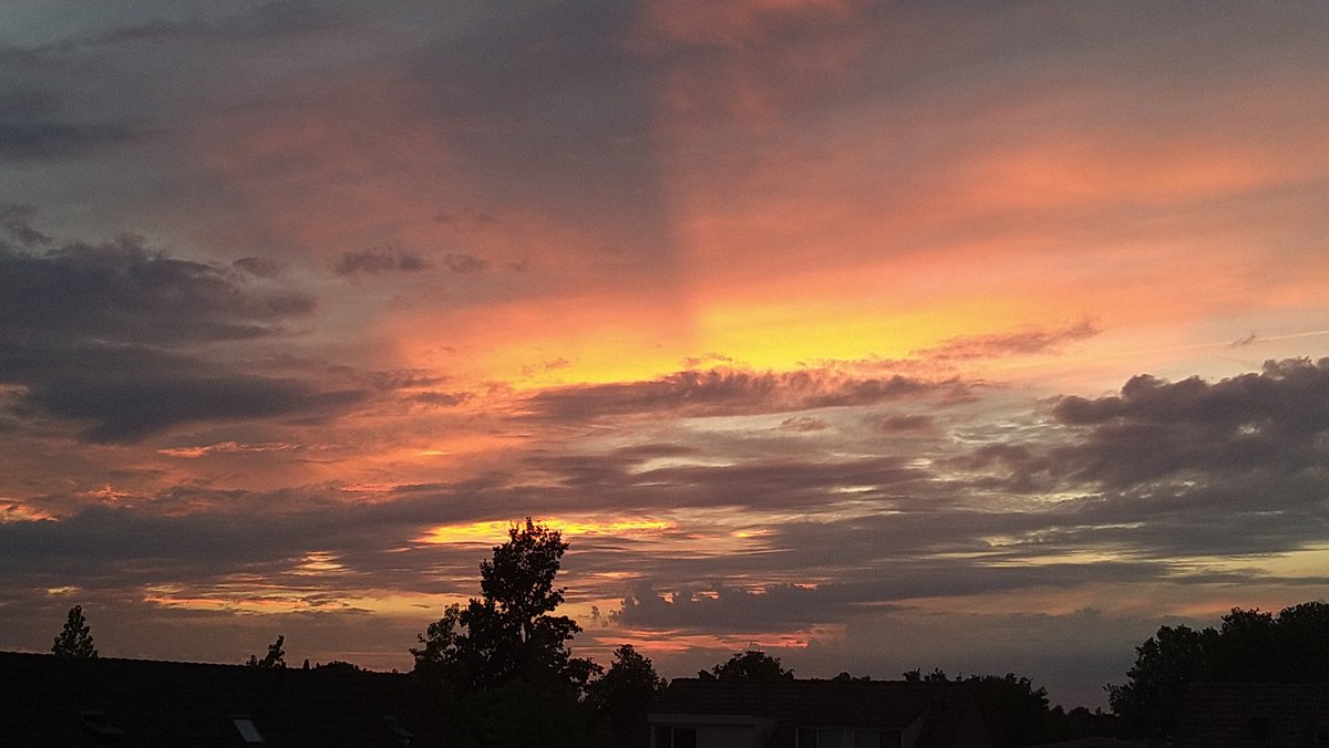 Roland1974's tweet photo. #zonsondergang hier in Huissen https://t.co/9exGWwg8VU