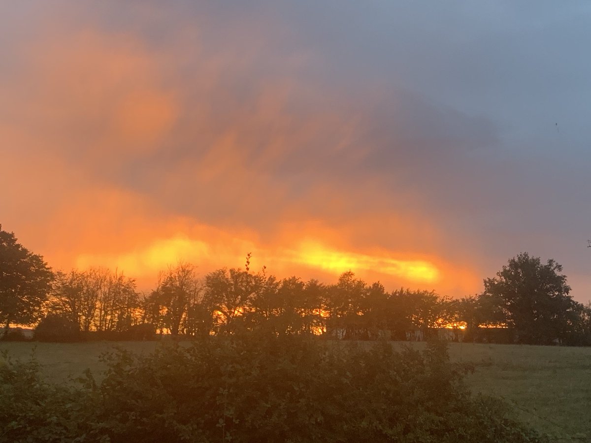 De hemel staat hier vanavond weer ns in de fik. Niks aan de hand verder.
