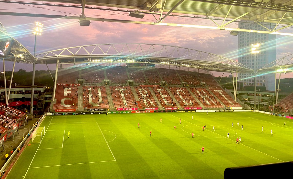 Esmeevanzwol's tweet photo. We are BACK! ๐ดโช๏ธ #fcutrecht #fcuhee https://t.co/r3SNDJA9JB