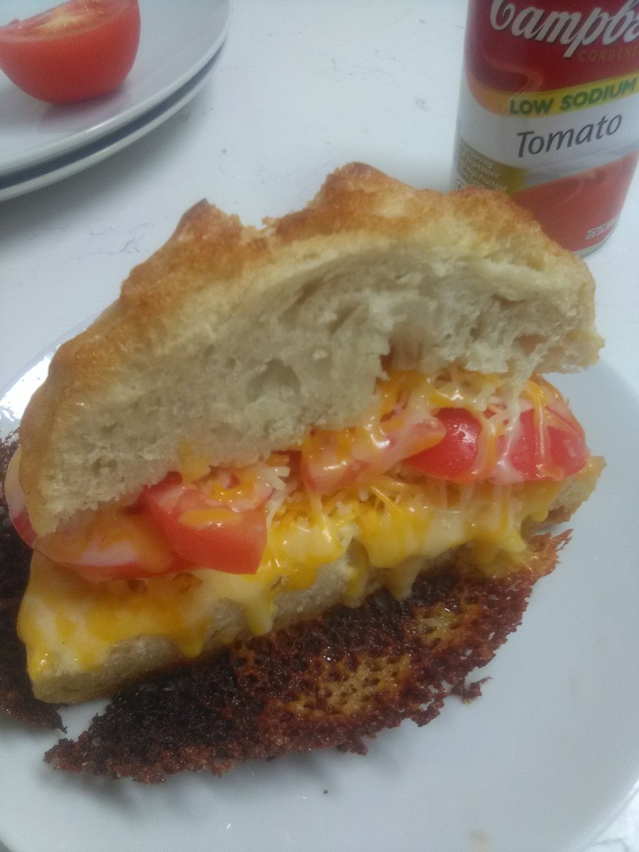 CliftonBarnhart's tweet image. Grilled cheese and Campbell's Tomato Soup. Baby boule is the best bread.

$3 #CookBook #LessSodium