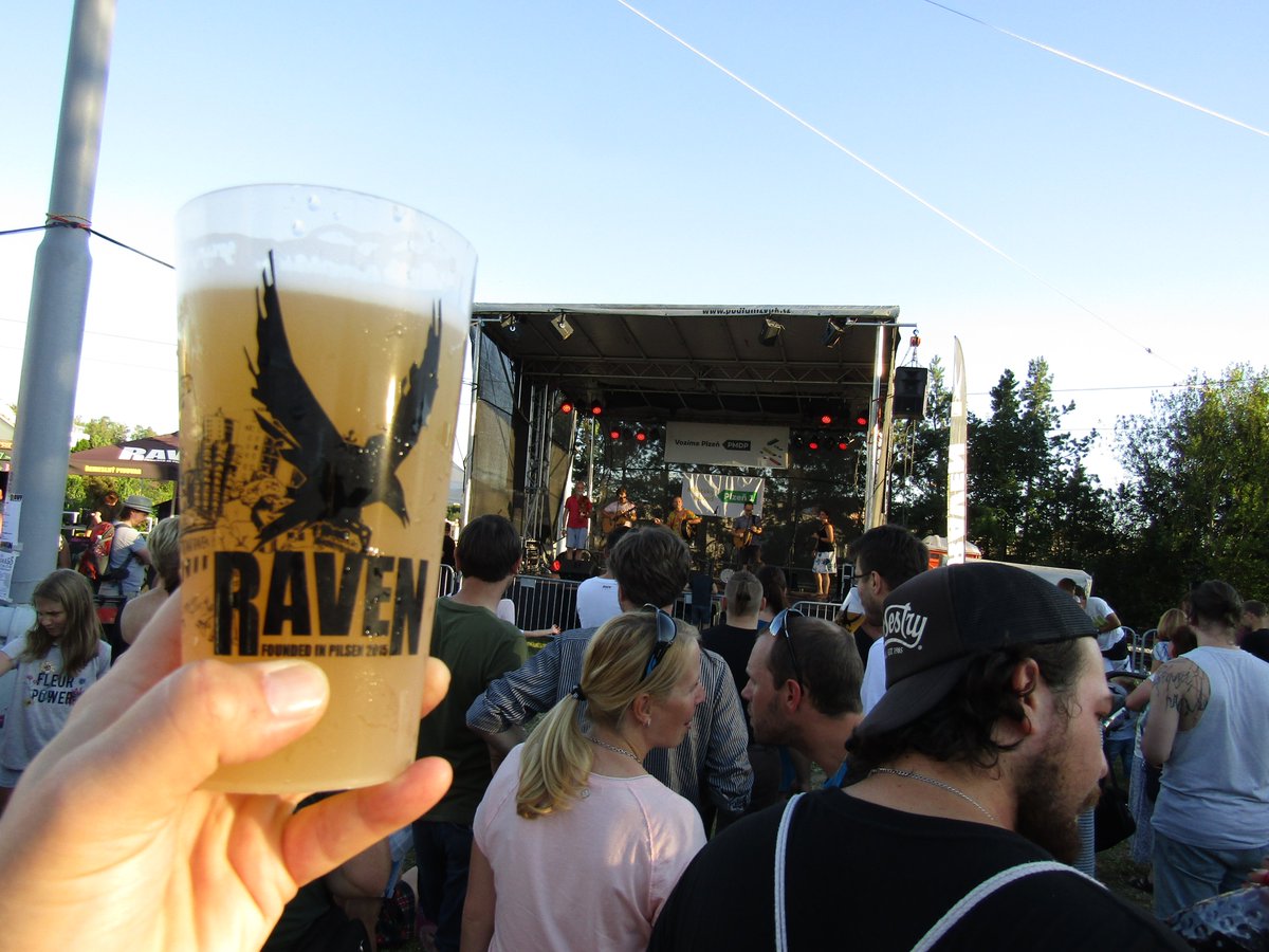 VladislavKlicka's tweet photo. Dnes u nás v Plzni začal Raven Fest. Kdo to nezaznamenal, má ještě možnost zajít zítra a pozítří. Atmosféra hodně příjemná, z nabídky piv se rozhodně také vybrat dá. https://t.co/4QT7ghxWRy