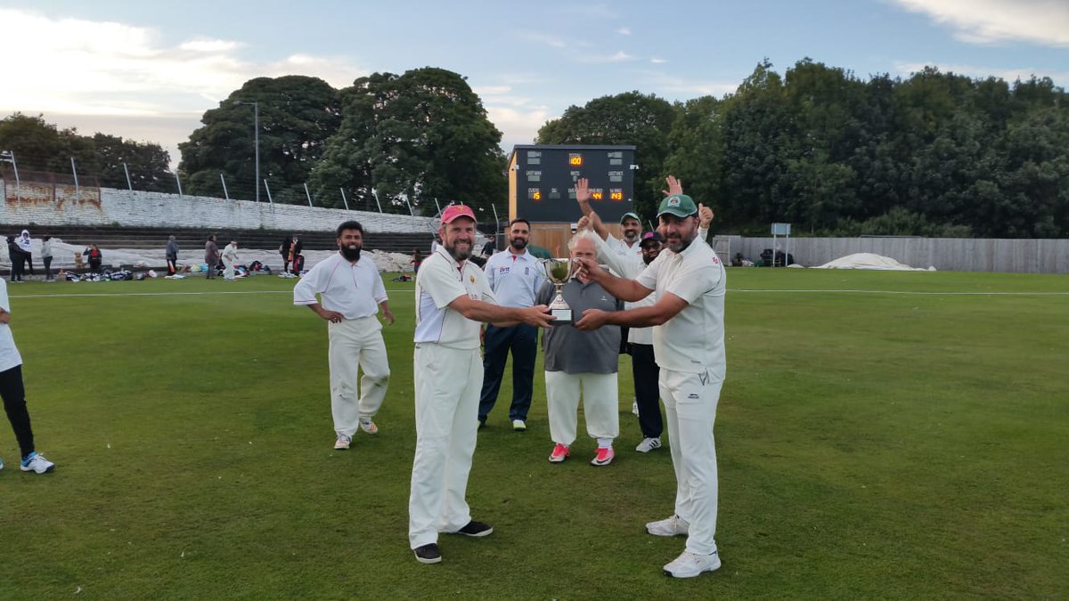 RifaaqatAli59's tweet photo. @bradfordmdc staff &amp; Councillors joint forces to take on Bradford Park Ave Ladies #cricket team for the #UnityRespect trophy. Great event with #SocialDistancing. #TeamBradford #BradfordForEveryone @PeopleCanBD @cllr_vanda_g https://t.co/bnVFj9Ic0B