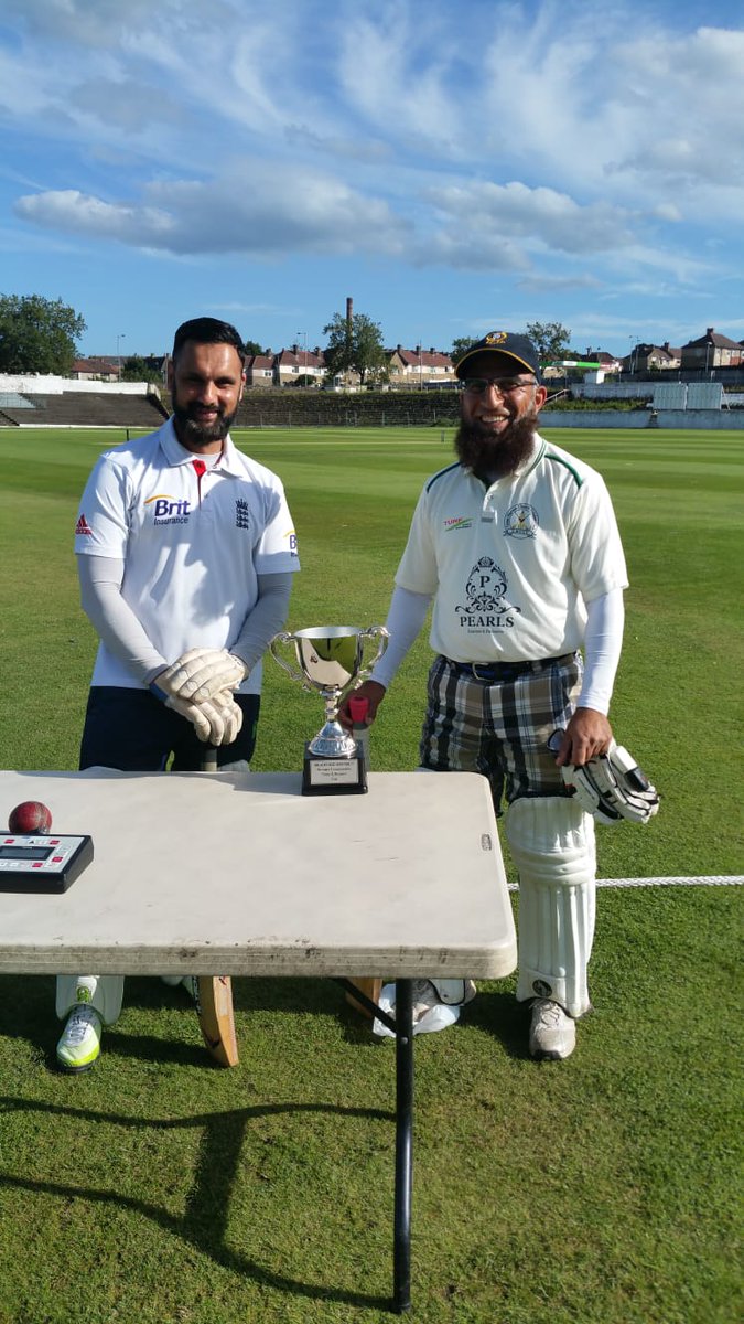 RifaaqatAli59's tweet photo. @bradfordmdc staff &amp; Councillors joint forces to take on Bradford Park Ave Ladies #cricket team for the #UnityRespect trophy. Great event with #SocialDistancing. #TeamBradford #BradfordForEveryone @PeopleCanBD @cllr_vanda_g https://t.co/bnVFj9Ic0B