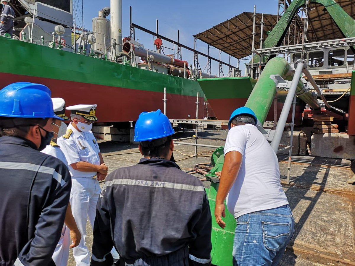 armada_ecuador's tweet photo. #Guayaquil | En la etapa de dragado del #EsteroCaracol se amplía él camino entre el club naval y los bloques de vivienda, el cual permitirá crear un acceso a familias residentes en los bloques de la Armada de #BASUIL. #SoyMarino https://t.co/Lp1h4hgCcE