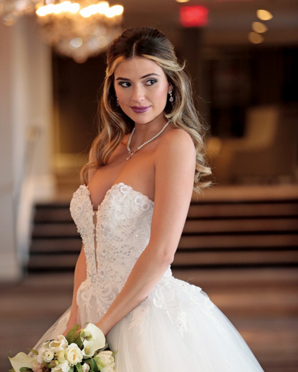 This look is so incredibly sweet!👰
manhattanbride.com/gowns/on-locat…