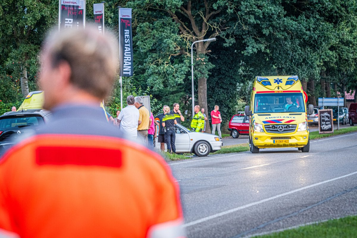 Twee gewonden bij ongeval; traumahelikopter landt midden op de weg - #Friesland -..