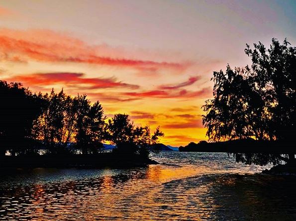 CeruleanHotel's tweet photo. Watching the sunset over the lake is a fabulous way to end the day. 
📸: Pictures by Sonya https://t.co/fGwyHTKJjg