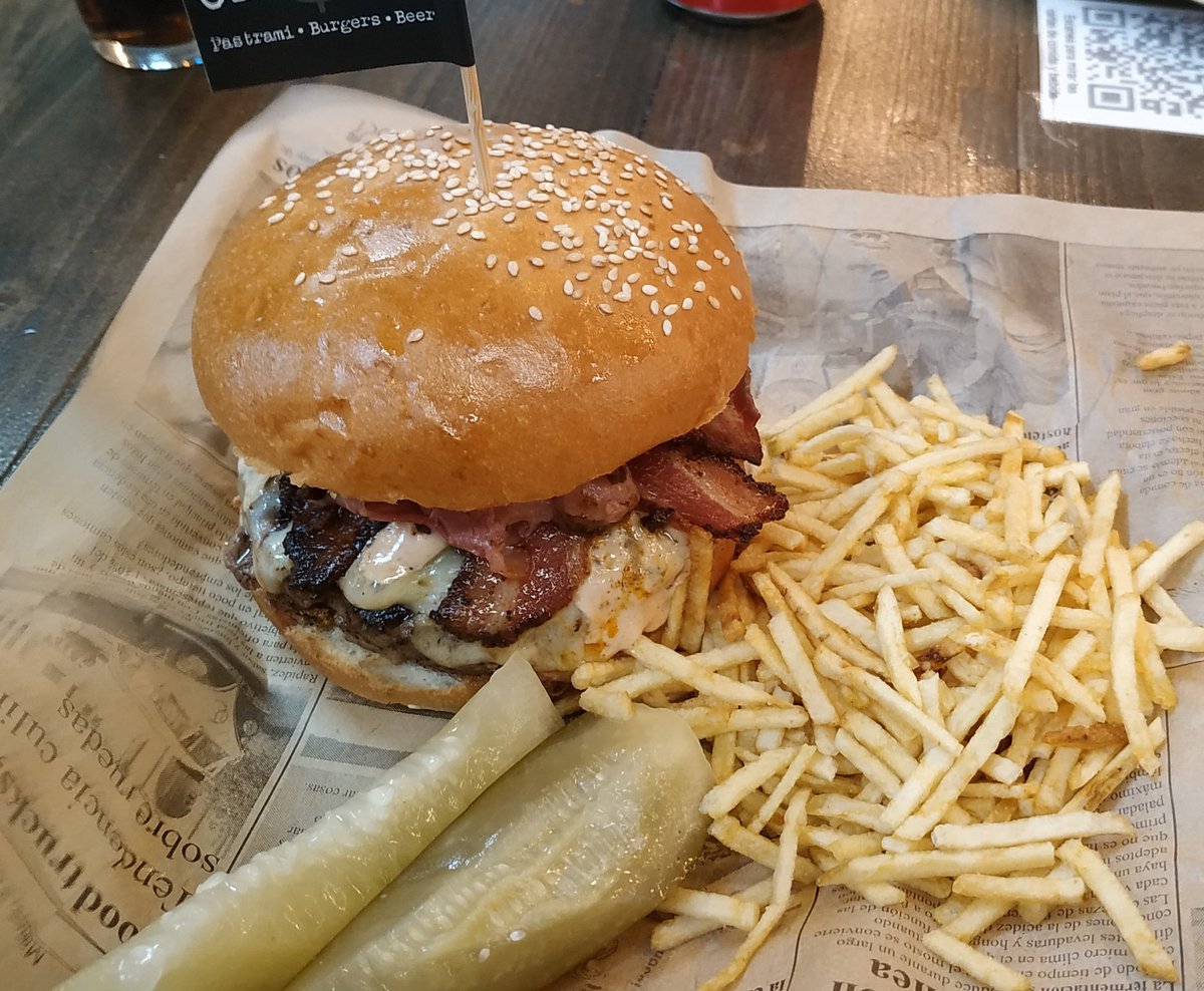 JesusUsero's tweet photo. Cena con @Zysma y @Pardostyle en #Craft19 en Madrid, sitio conocido por su pastrami y sus increíbles hamburguesas https://t.co/NRciY8yWBt