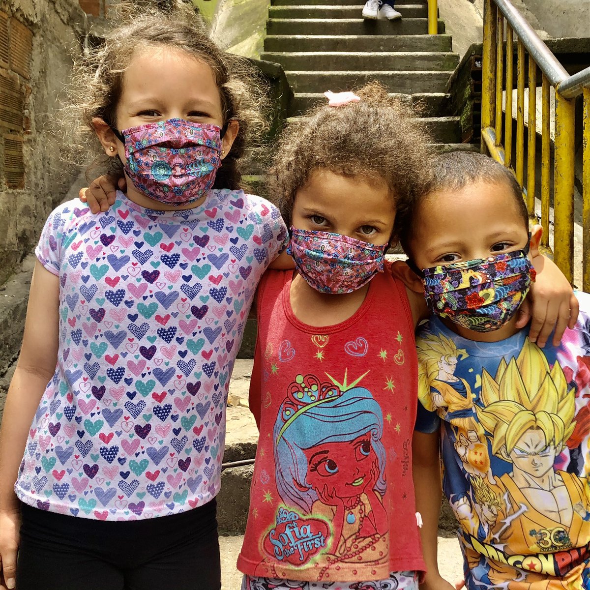 tototraveler's tweet photo. Gracias al apoyo de @Estampamos y los diseños de @catalinaestrada terminamos la entrega de los 2 mil tapabocas. Cuando el arte y la solidaridad se unen en un mensaje de cuidado.
#MedellínMeCuida #catalinaestrada 
#NosMueveLaCultura https://t.co/Od3qnoWYe1