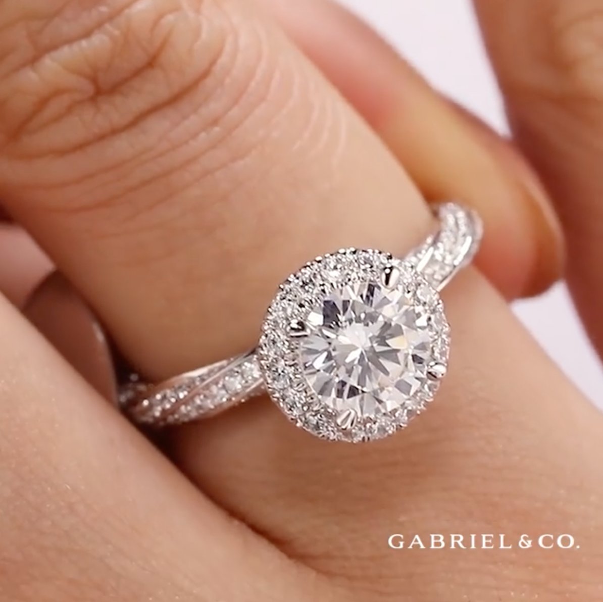 GabrielCoNY's tweet photo. Weave the Geneva into your love story. Refined lines of white gold twist together to create a radiant halo ring. This is one engagement ring that we could look at all day. ๐๐
#haloengagement #engagementring #twistedelement
Shop Geneva: https://t.co/dbvLV9bFbS https://t.co/P5GChWMrDr