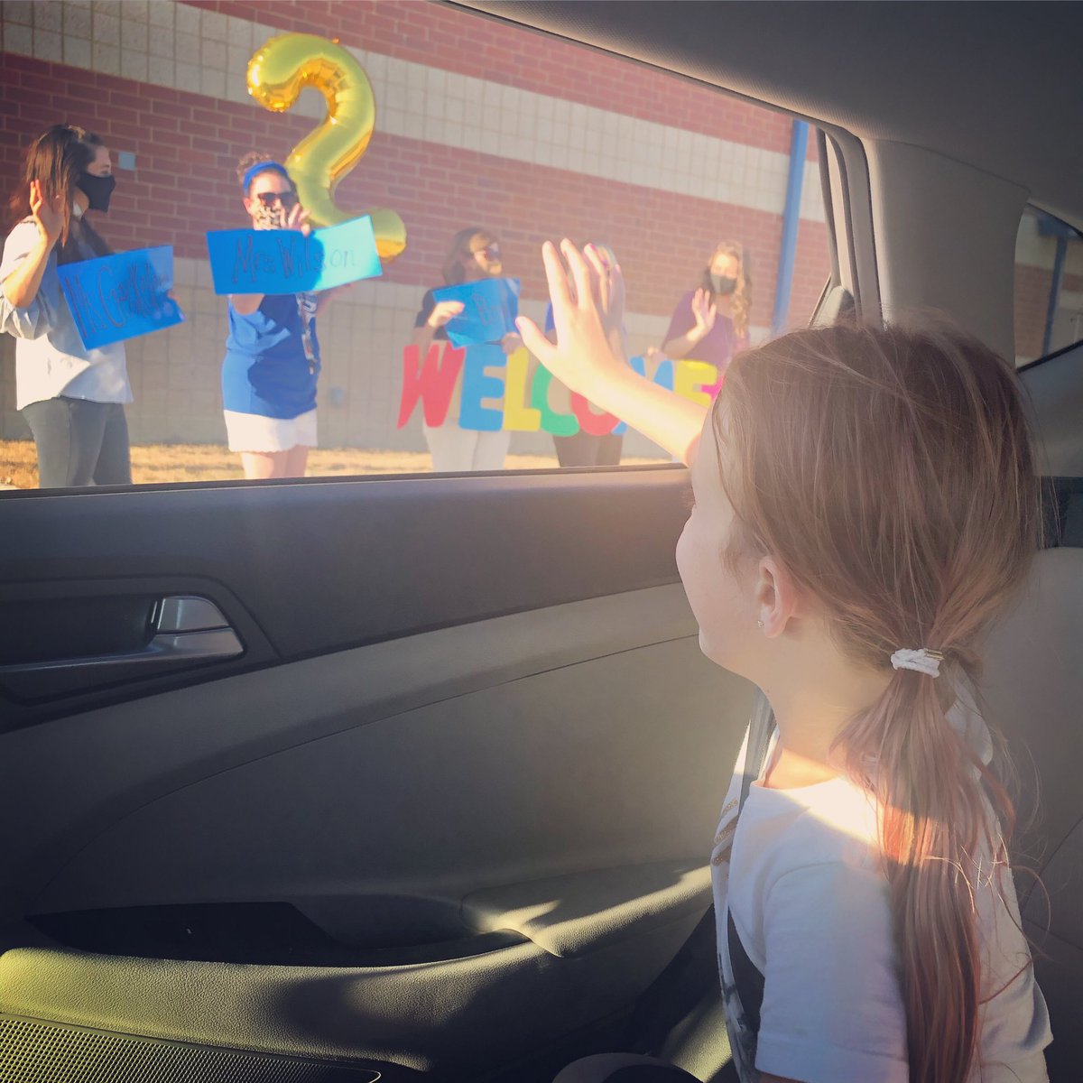 heatherlkemper's tweet image. meet the teacher 2020 style. 
•
•

#meettheteacher #secondgrader #covid19 #backtoschool2020 #carparade