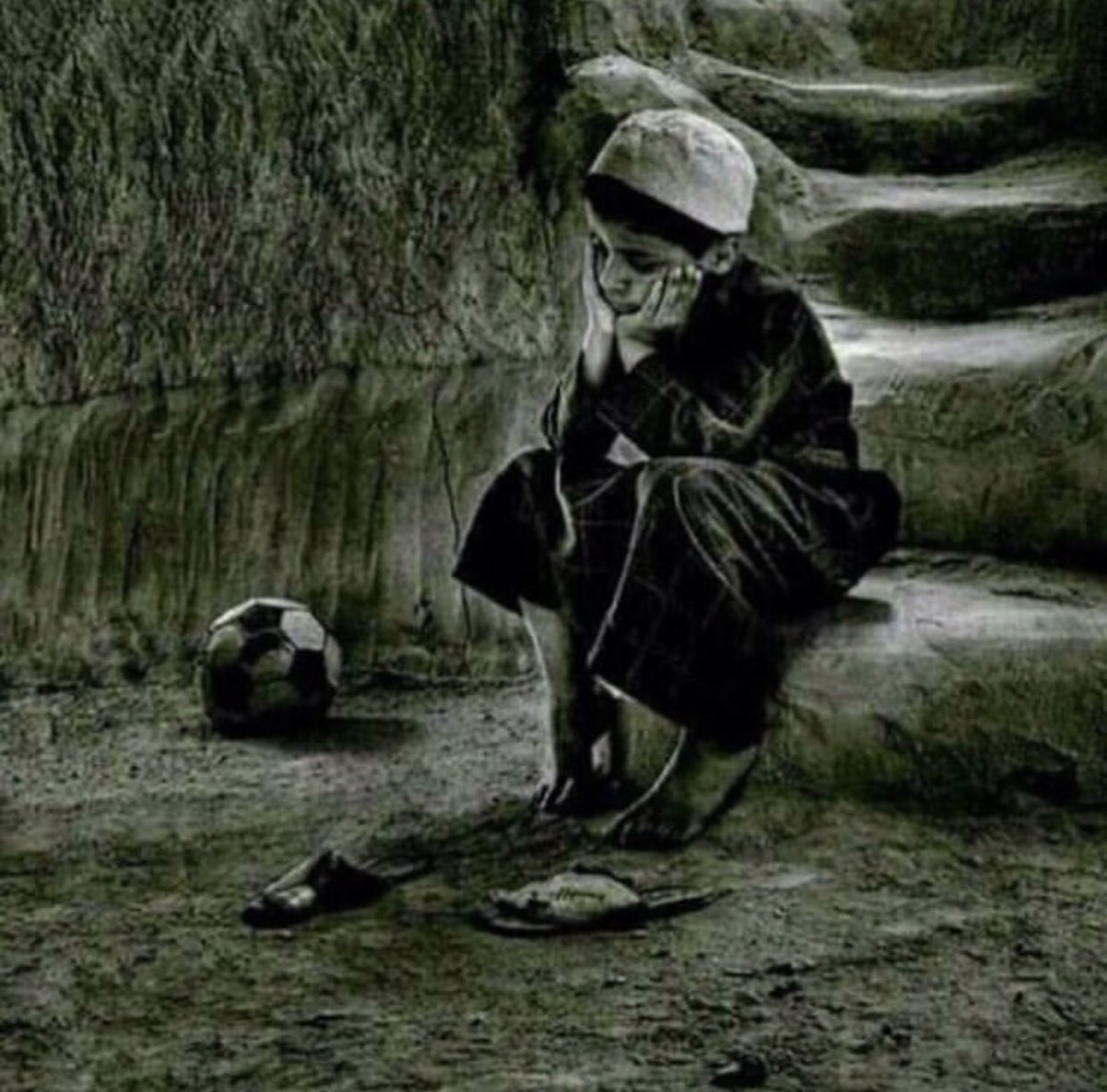 2l_3azmy's tweet photo. مابقى لي غير ذكرى ):
وجرح مزمن كيف يبرى ؟ 
كل ما عالبال تطرى 
اتجمد في مكاني .

#الحظر_الجزئي https://t.co/mT95DCKLBv