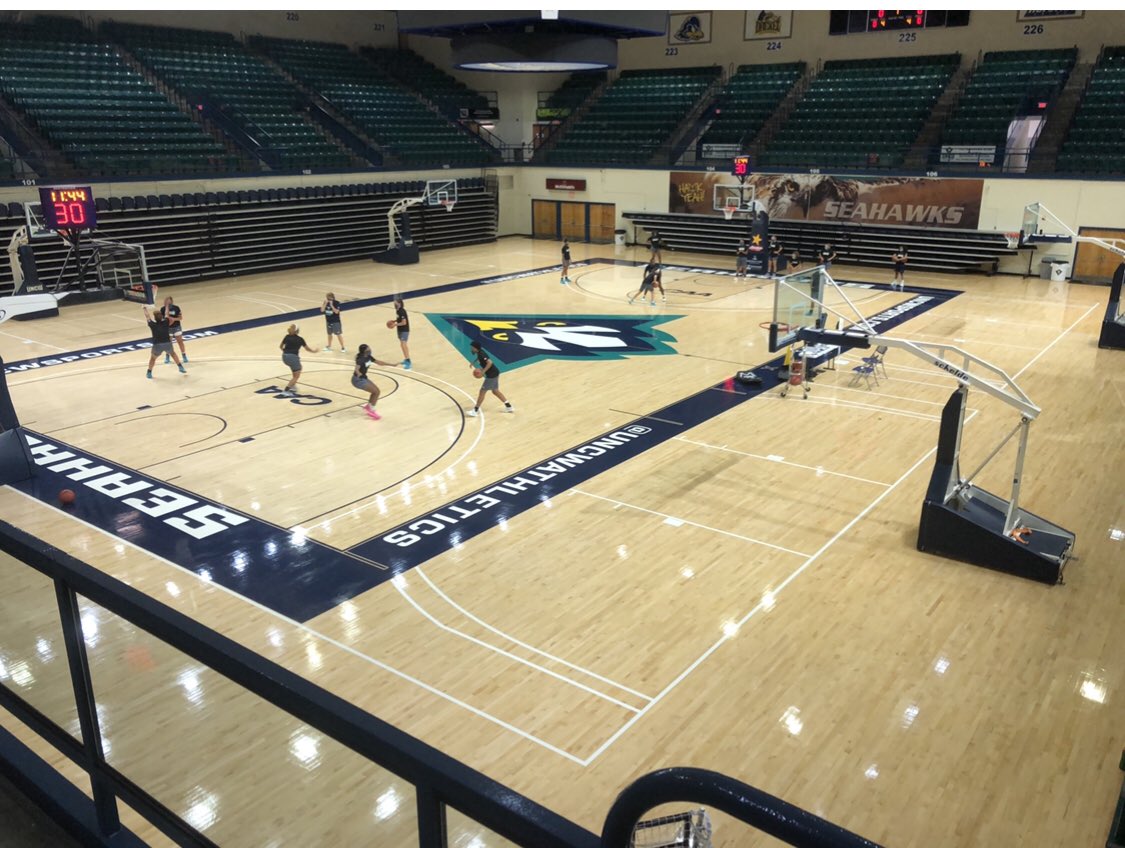 KBarefoot10's tweet photo. This @UNCWwomenshoops team is Selfless, Hard working and committed! #Day2intheBooks 🦅🏀 https://t.co/iKJmimtlhK