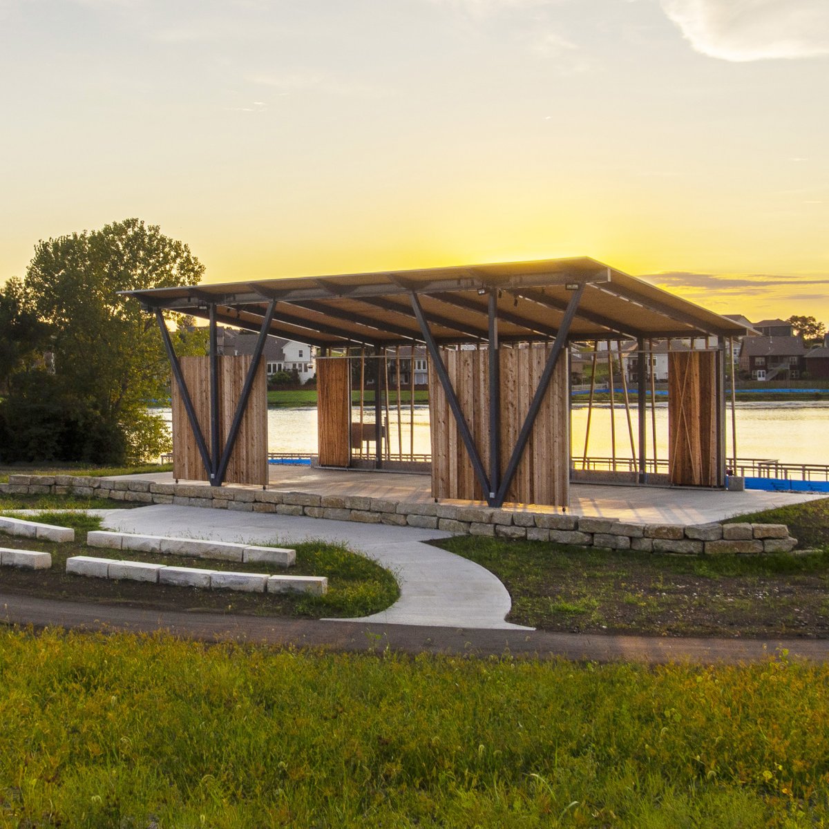 thinkConfluence's tweet photo. #ConfluenceTBT: Hawk Ridge Park offers residents a plethora of gathering spaces and amenities. Confluence was selected to lead the implementation of the first phase of the Hawk Ridge Park Master plan, creating a signature park facility for the city of Raymore, MO. https://t.co/ZOwXl3ENmy