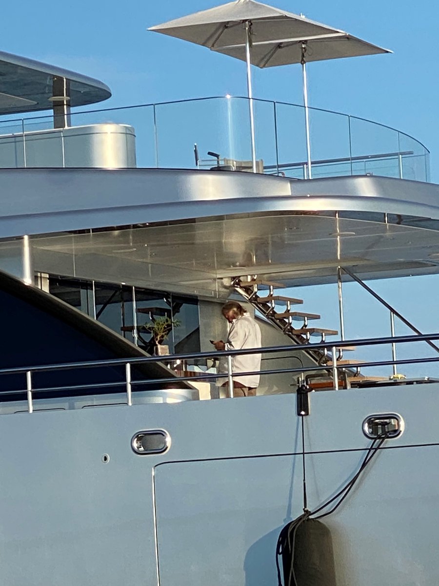  @WTNH got a photo of Bannon on board before the arrest https://www.wtnh.com/news/ex-trump-adviser-steve-bannon-reportedly-arrested-in-waters-off-westbrook-charged-in-border-wall-scheme/