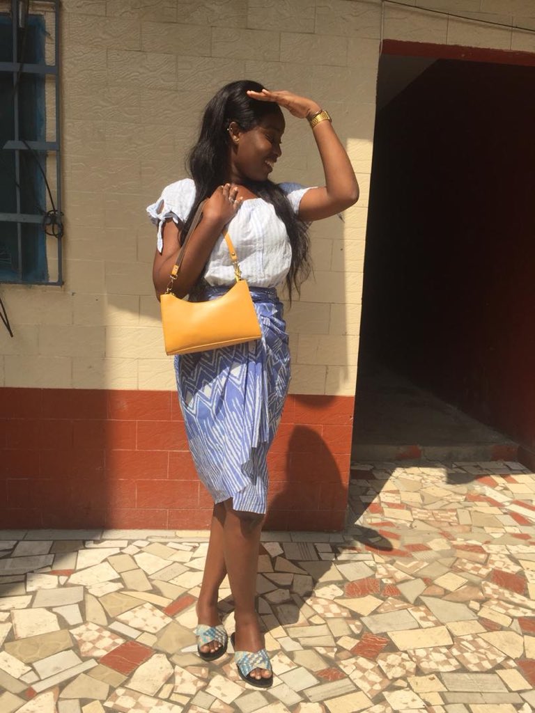 _meliane_A's tweet photo. Je vends des sacs à mains sur IG et wha ☺️ et vous savez quoi ? Quand tu es la première à acheter un modèle bah le sac porte ton nom et tu deviens en quelque sorte l’égérie du modèle 🥰⬇️
Modèle Gracias en jaune avec @ComTeteM  aka Dame Dio 😂 https://t.co/wXxBeexO8o