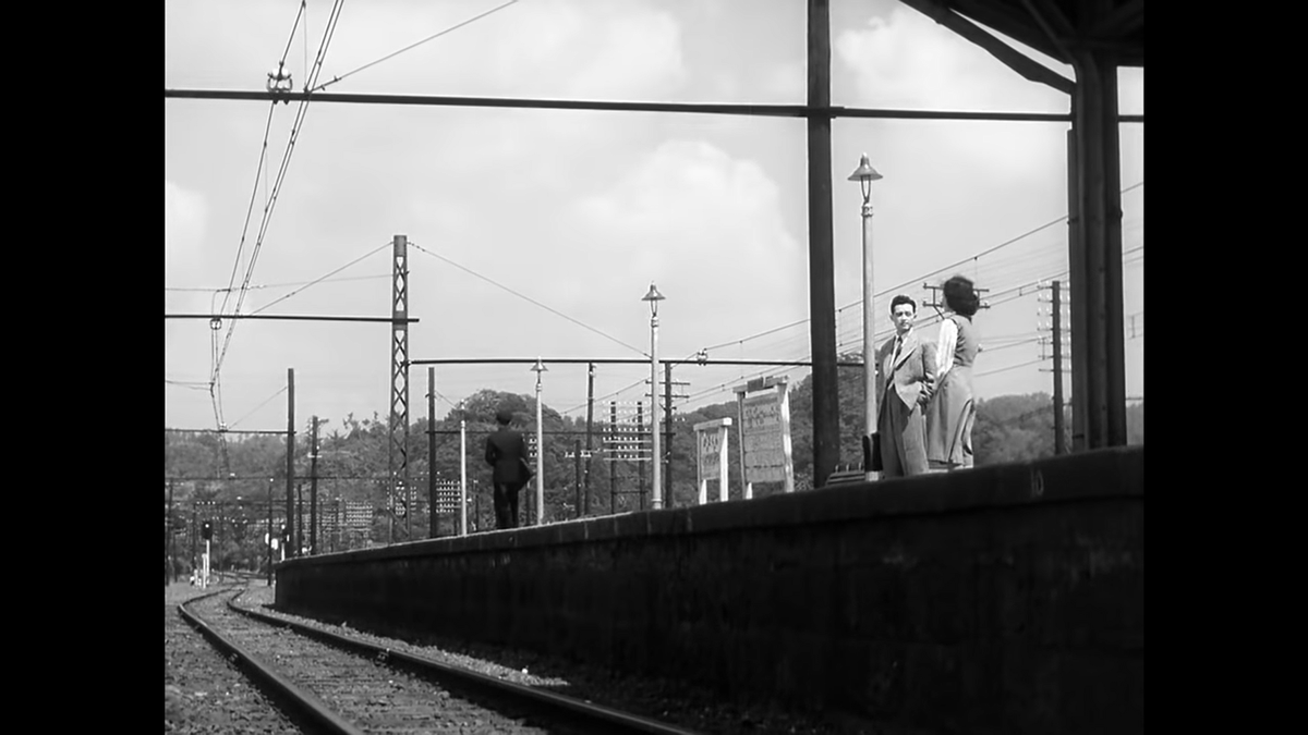 The same woman is seen here from the opposite side (with an additional man). There’s a great essay in this Tokyo Story reader about how it’s always a sunny day in an Ozu movie (except when it’s not):  https://smile.amazon.com/Ozus-Tokyo-Story-Cambridge-Handbooks/dp/0521484359