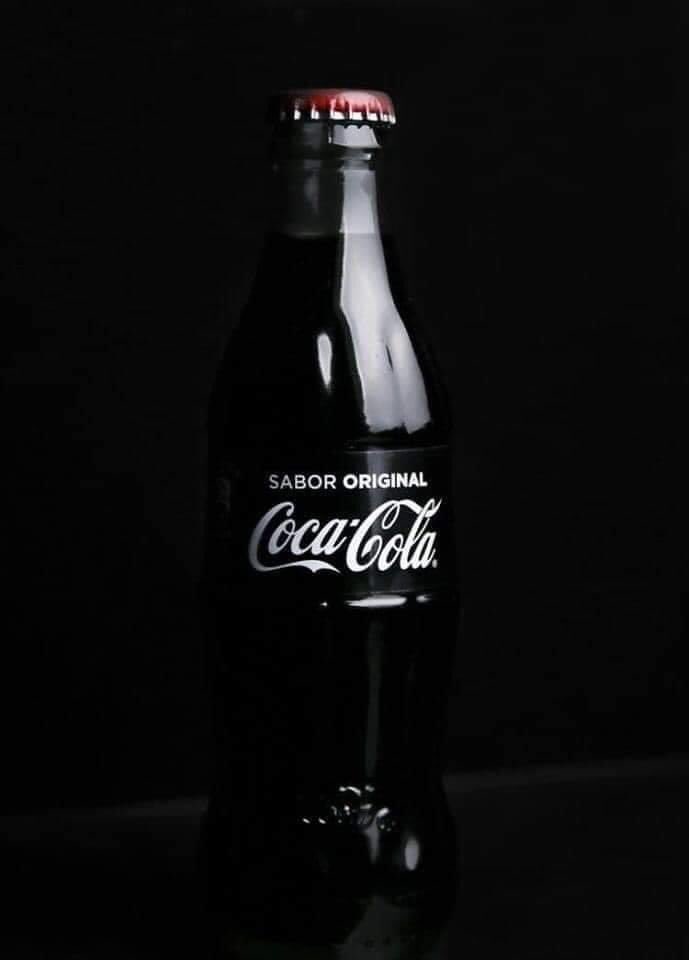 XSomosChicas_'s tweet photo. #cocacola el rey del marketing 😎
No quieren que las marcas usen colores llamativos para q no sean tan atractivos los productos de alto contenido calórico 

—La Coca Cola toda hermosa en blanco y negro https://t.co/gybVzwOOxt