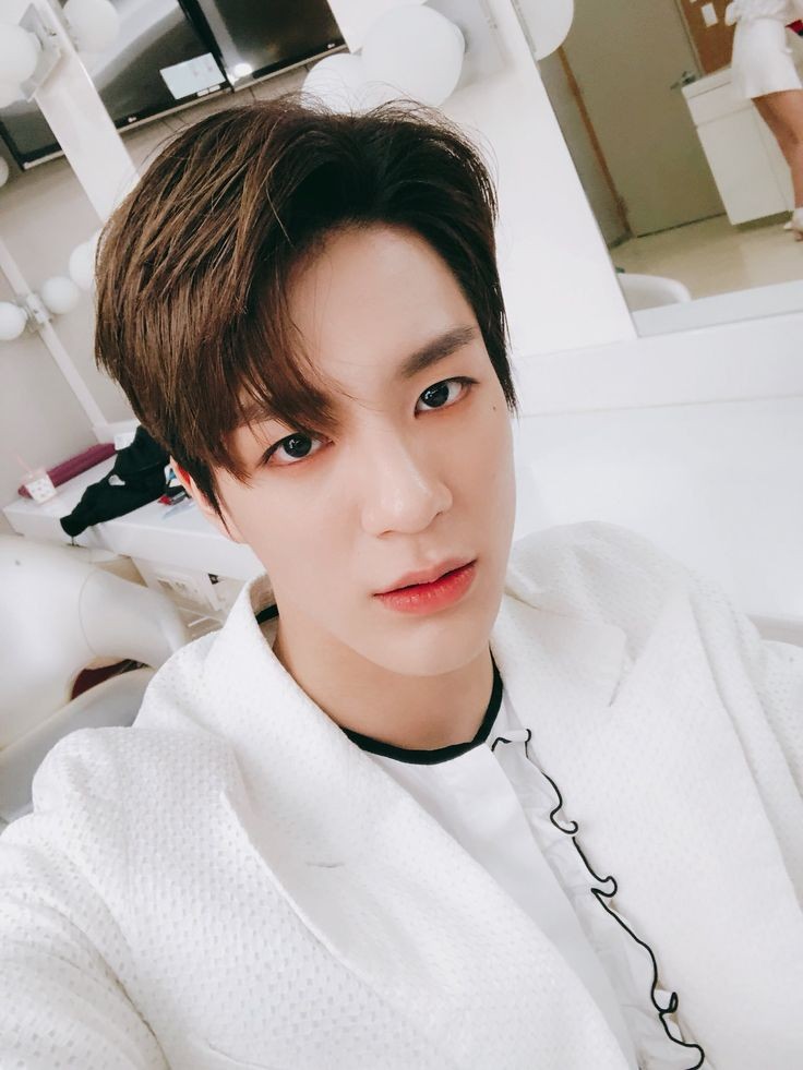 NCTDR7's tweet photo. Olá, pessoal! Como vocês estão? Então, eu postei essa foto de antes e depois de comer para falar que estou muito ansioso pelo nosso primeiro showcase! Estamos muito ansiosos por ele e também o preparando com muita dedicação. Você vai nos ver? https://t.co/S1tOpGSz99