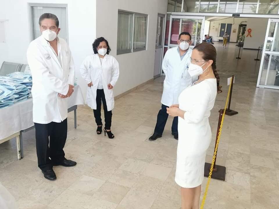 MorelosCongreso's tweet photo. La diputada @RosalinaTrabaja, en compañía del doctor Jorge Sánchez García, director del Hospital General Dr. Ernesto Meana San Román de #Jojutla, hizo entrega de 300 batas quirúrgicas especiales para el personal médico que atiende a pacientes de #Covid19 en este nosocomio. https://t.co/lSKD9VWS5P