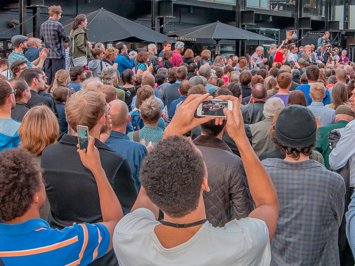 People queued for hours for Jeremy’s rallies. This one was no different; there wasn’t a single seat left vacant in the hall. Jeremy had to give an additional speech outside to hundreds of supporters who couldn’t make it inside.