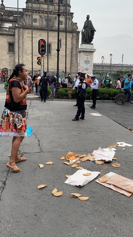 #LadyTacosDeCanasta pierde su mercancía en la Ciudad de México por carecer de permiso para vender sus famosos tacos de canasta. Los policías incluso trataron de decomisar su bicicleta, pero ciudadanos lo impidieron aunque resultó dañada.