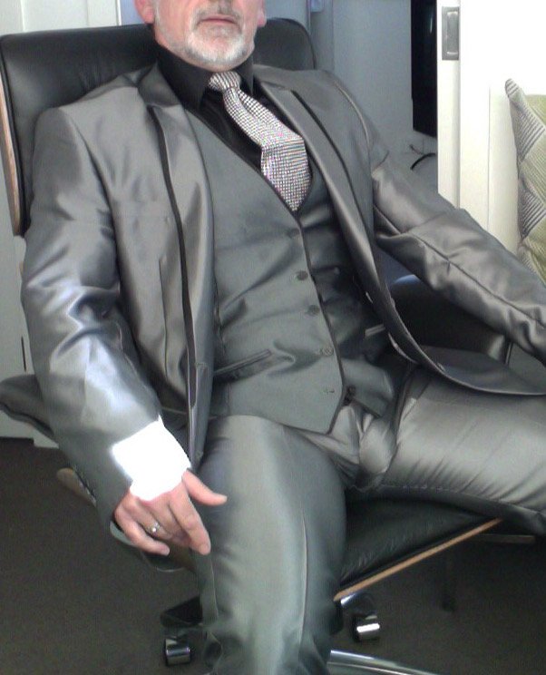 MrSuit30's tweet photo. Aportes 

#trajeadocaliente #suitfetish #suiteddaddy #suitandtiefetish #menatplay #bulge #bulgesuit #bulgedaddy #socksfetish https://t.co/1YRQRHonsF