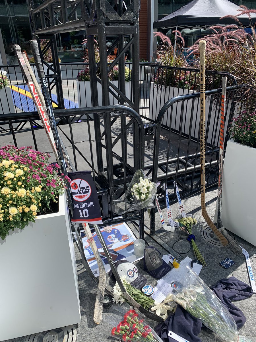 Petty786's tweet photo. #HawerchukStrong #ripduckey #truenorthsquare #hockeymaters https://t.co/TMlqp4qSt0