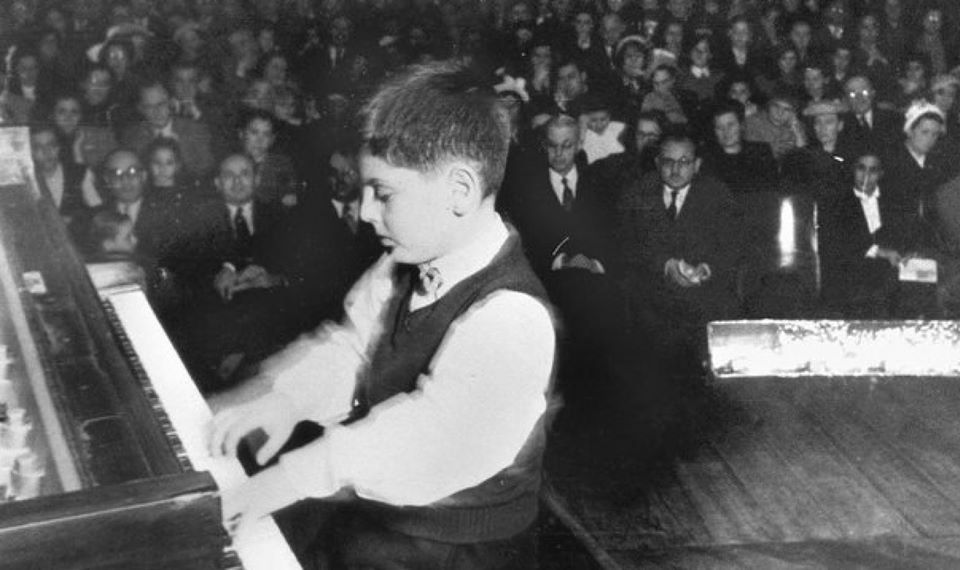 Yesterday, <a href="/DBarenboim/">Daniel Barenboim</a> performed at the <a href="/SbgFestival/">Salzburg Festival</a>, marking the 70th anniversary of his debut piano recital at the age of 7 in Buenos Aires on August 19, 1950. #throwback

Photo: pa/dpa/dpa Picture-Alliance / epa afp TELDEC CLASSICS