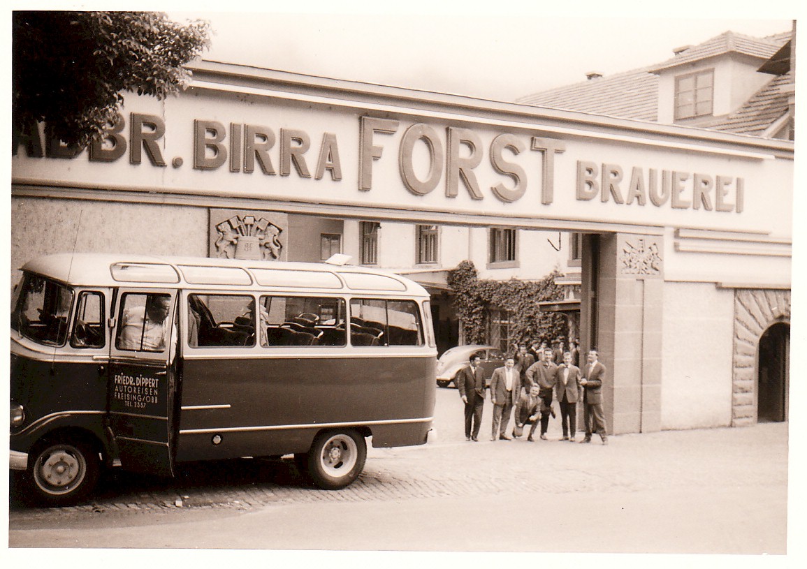 derCAW's tweet photo. Matching our Italian movie night last Saturday, this week's #ThrowbackThursday brings us back to the CAW field trip to South Tyrol in May 1959. The picture shows the members of the CAW – and their bus – in front of the Birra Forst S.p.A. near Meran. #CAW_Trip #BirraForst https://t.co/Pby1mnxwHD