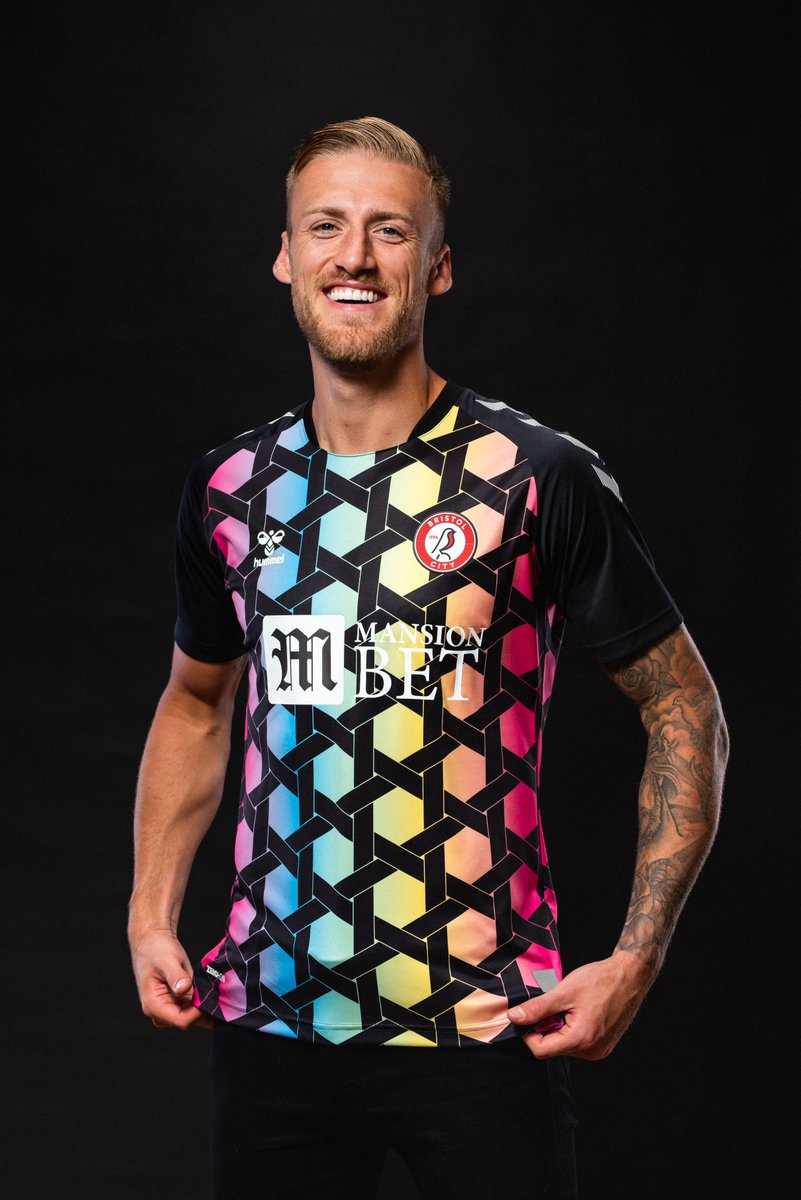 ActuFoot_'s tweet photo. Bristol City a dévoilé ses nouveaux maillots de gardien pour la saison 2020/2021. 🌈 https://t.co/AOpXLCbD2y