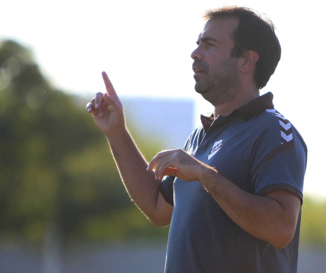 caplatense's tweet photo. [Institucionales] Nuestro director técnico del @capfutfem y de @BabyCalamar, Miguel Barbosa, fue diagnosticado positivo con Covid-19. Se encuentra internado y recuperándose favorablemente.

¡Estamos con vos, Migue! 💪🏼🦑 https://t.co/OsInwlhit4