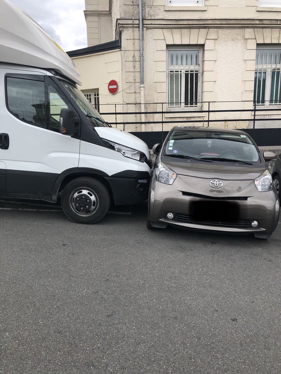ELISE_AR's tweet photo. Merci @HertzFrance de vérifier que les usagers de vos camionnettes de loc savent serrer correctement un frein à main... ou leur conseiller d’éviter de stationner en pente 🙄 https://t.co/9kKPVOFETu