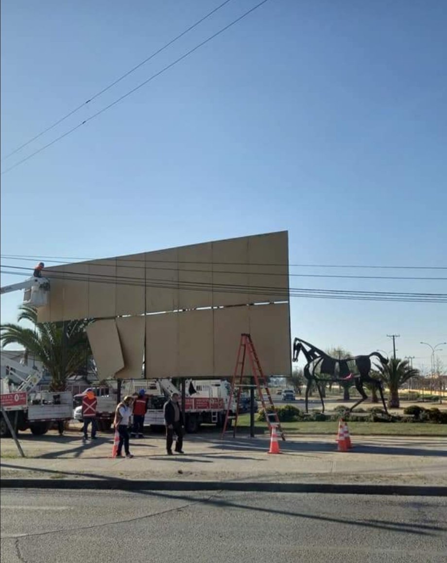 DJ_WALTER's tweet photo. Se supone que se protege y valora la cultura. Por que instalaron letrero obstruyendo una escultura tan caracteristica de la Región de O'Higgins.
@alcaldesoto @munirancagua @elrancaguino @Fiessta909 @RadioRetrocadas @BienvenidaFM @ultimahoracl @Rre_Ohiggins https://t.co/e9oCeW4BNT