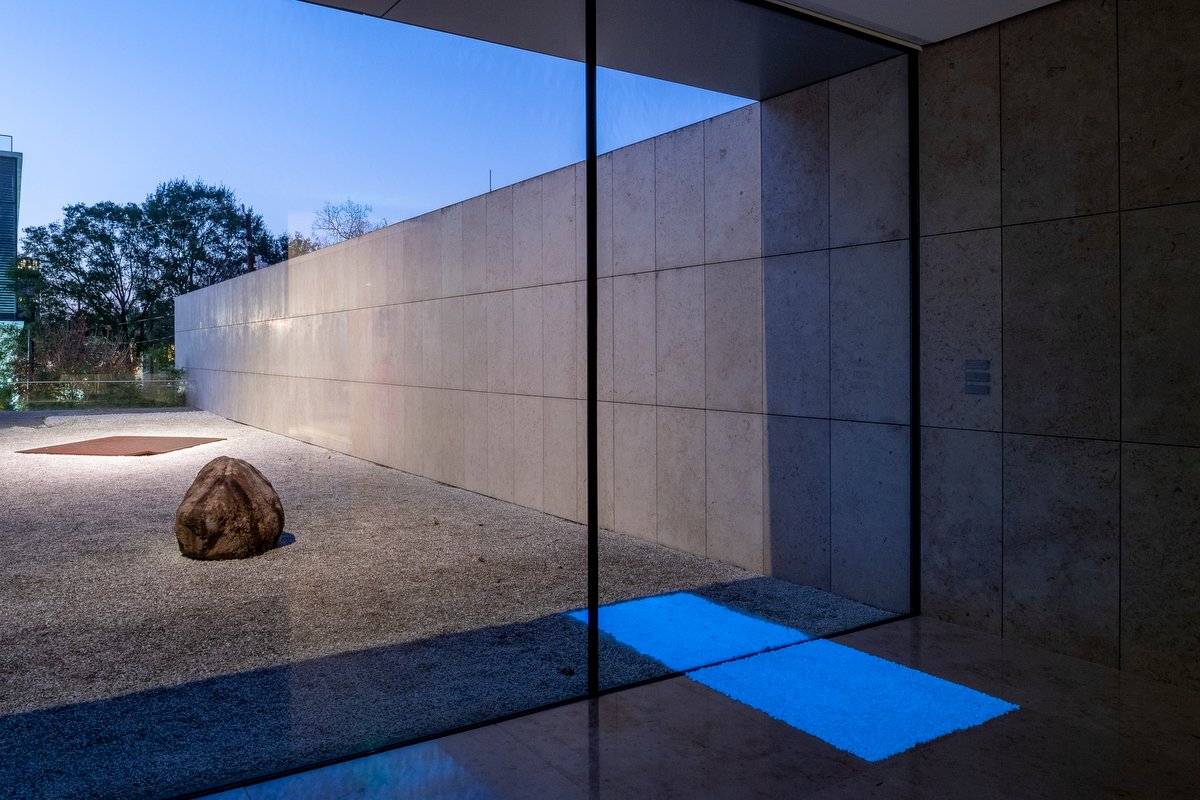 asiasocietytx's tweet photo. FINAL DAYS: Artist #MiyaAndo's site-specific exhibition closes Sunday! Enjoy these nighttime and daytime views of the installation "Obon (Lee Ufan)," and see for yourself the artist's response to our permanent exhibition on the second floor. » https://t.co/AhG4puoO1T https://t.co/FOvozL5d7S