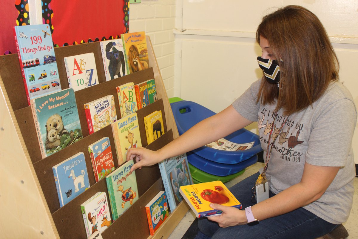 CleburneISD's tweet photo. It was an Elementary Teacher Work Day today. We saw lots of smiling educators at Coleman Elementary getting their rooms ready for the start of school! https://t.co/AgnVSrNVkM