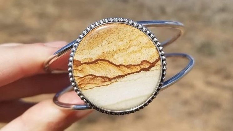 TheCabKing's tweet photo. Meet Veronica, the #selftaught #metalsmith behind https://t.co/0sD563njPz. She makes #handmade jewelry from her home in SE Utah, inspired by the desert. Check out her beautiful work! π
#utahartist #WFH #studiospace #desertstyle #lapidary #cabbing #cabochon #rockhound #cabking https://t.co/1kaRBH7H1J