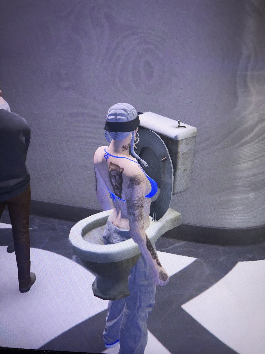 emmdawg__'s tweet photo. Oh gee thanks for the armour hackers #gta #gtaproblems #gtaonline #gtahackers #toliet https://t.co/ahurci7lFC