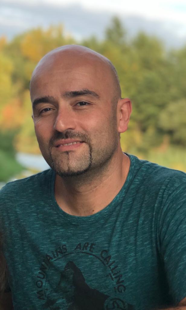 BmAtalaya's tweet photo. Hoy es un día muy triste para el balonmano en Peralta. Ha fallecido Óscar Pérez, jugador y amigo de este club. Hemos perdido a una gran persona.Te echaremos de menos. Desde el Club Atalaya queremos mandar nuestro más sentido pésame y un gran abrazo, a toda su familia D.E.P https://t.co/yQBbtLDJ4C