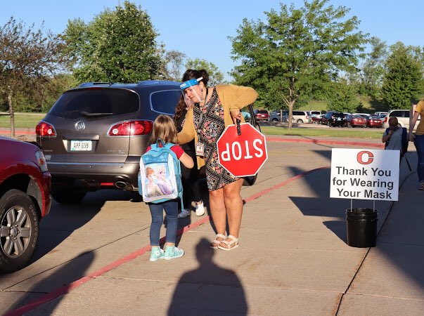 DBoyd1958's tweet photo. Great first day at Eagle Heights Elementary as students entered school...students and staff were excited and had an awesome day.
Photos by Amanda Asay https://t.co/wDXssH5uen