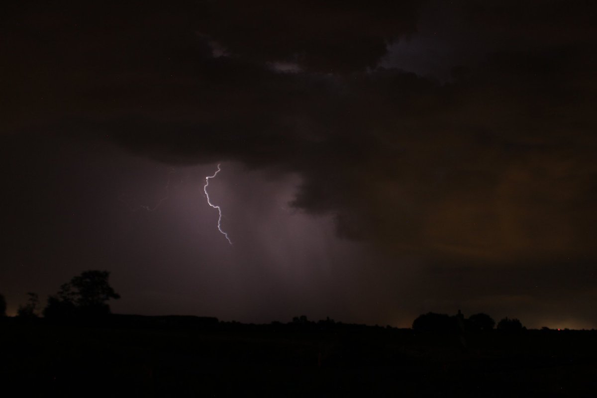 Tongerbui boppe Fryslân <a href="/StormchaserNL/">Wouter van Bernebeek</a> @SevereWeather_N  #onweer