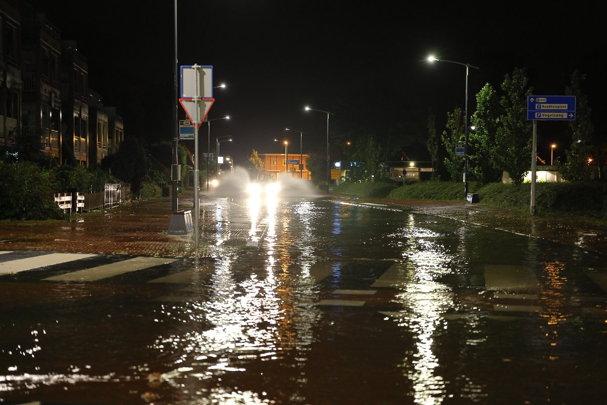 112_Drachten's tweet photo. Onweer en windhoos zorgen voor veel schade en wateroverlast in Drachten en omstreken - https://t.co/kgy2ayurTy - Drachten-Een flinke onweersbui boven Drachten heeft er vanavond ... https://t.co/GizaX1EDEL