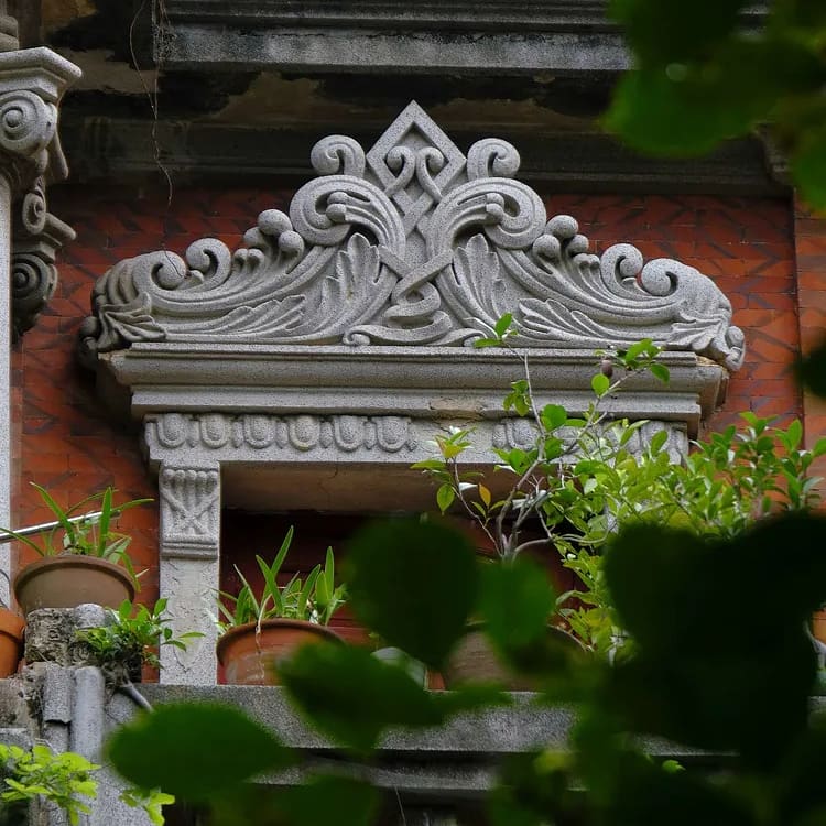 woxiamen's tweet photo. Gulangyu's windows - Who stared out of these delicate windows one century ago and what went on in their lives during that time? 

#Gulangyu #Kulangsu #Xiamen #Fujian https://t.co/cKjtjSbr4n