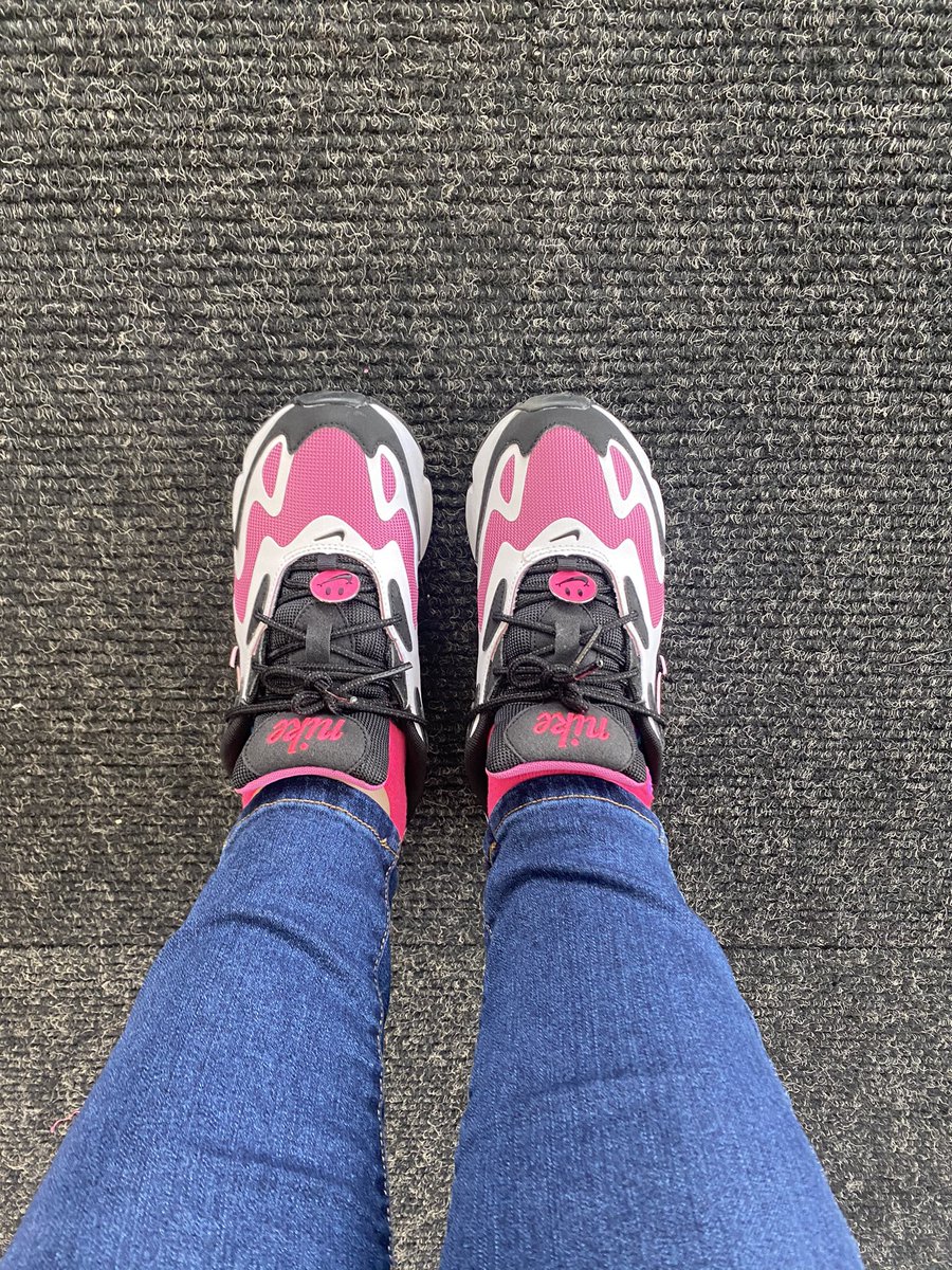 Kicks of the day.. 😊 I loveee these! 💕 #KOTD #MagentaSneakerheads #TmobileKicks #WDYWT 👟