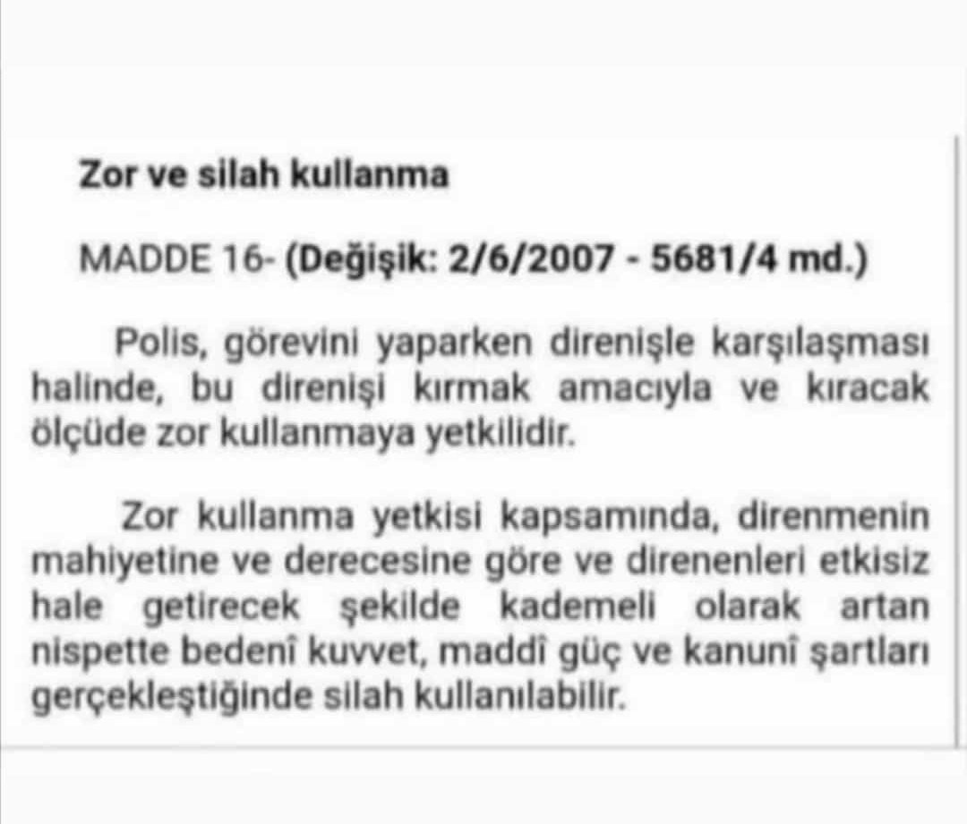 demetinyon's tweet photo. ne idüğü belirsiz bir şahıs yüzünden 2 polis açıkta. Videonun tamamini seyrettim ama halen niye aciktalar anlayamadim. Rica ediyorum herkes haddini bilsin. Herkes kendi isini yapsın    #Polisiminyanindayim https://t.co/RNtPdt1Ds3
