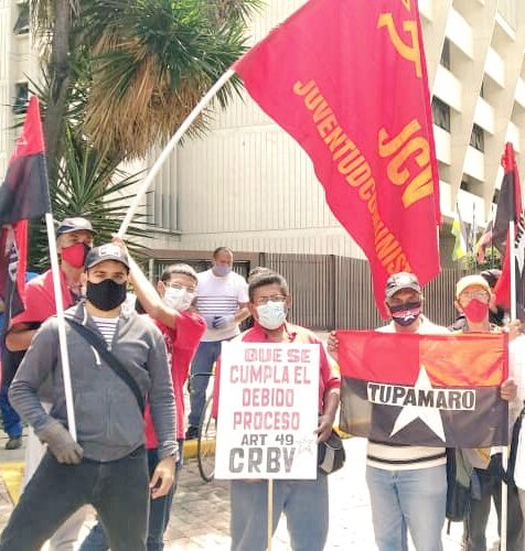 JuvTupamaroVzla's tweet photo. #20Ago| Juventud revolucionaria presente en el @TSJ_Venezuela manifestando su repudio a la violación de la autonomía de @Venezuela_MRT 

"Las autoridades de Tupamaro se eligen en nuestros secretariado con la militancia, no la nombra un tribunal burgués"

#PintoVenceremosNojoda https://t.co/UTQ48CQB74
