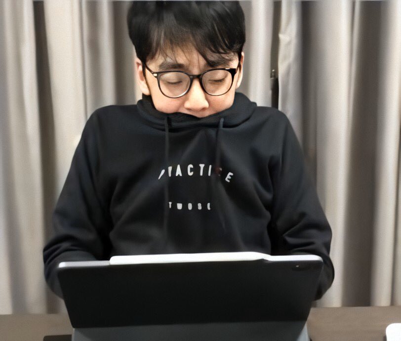 zapa_potatoes's tweet image. “mr Yang can    vs   “this baby
see you now              chipmunk needs                                                in his office”              cuddles”